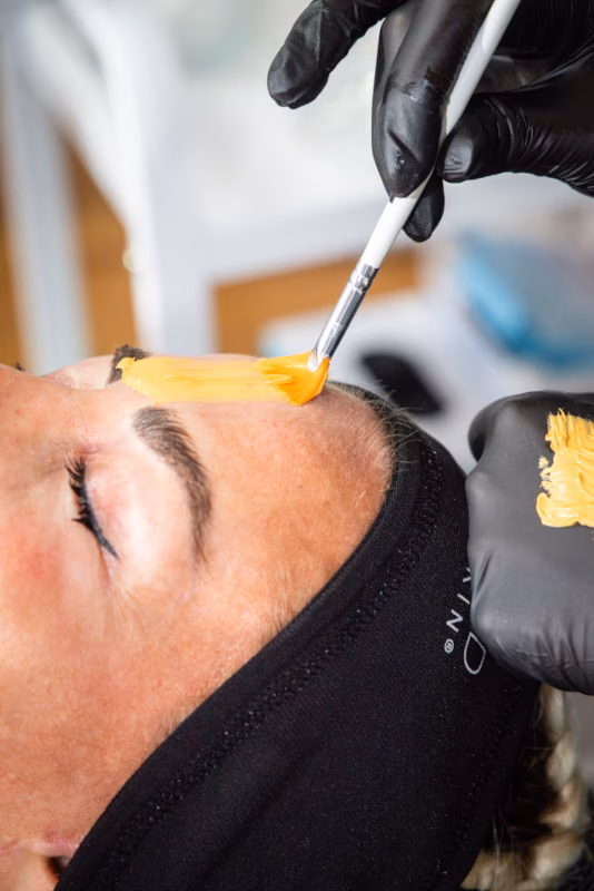 njega lica tretman - kistom